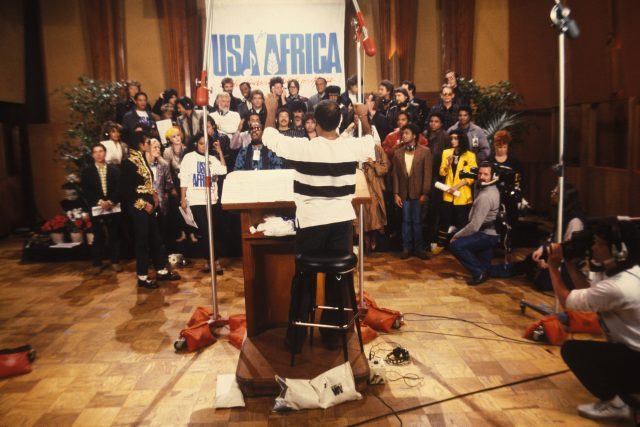 Fotografie z natáčení nejslavnější charitativní písni We Are The World,  jejíž výtěžek pomohl strádajícím lidem v Africe  | foto: Fotobanka Profimedia