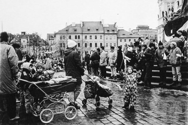 Sametová revoluce | foto: Karel Čtveráček,  eSbírky – kulturní dědictví on-line,  Národní muzeum,  CC BY-NC-ND 4.0