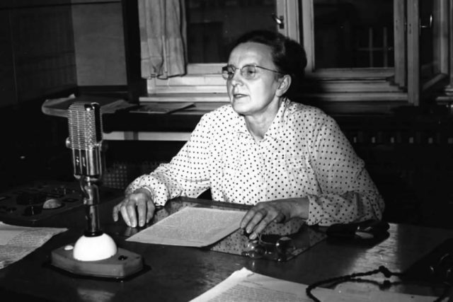 Jarmila Glazarová u rozhlasového mikrofonu  (1941) | foto: autor neznámý,  Archivní a programové fondy Českého rozhlasu