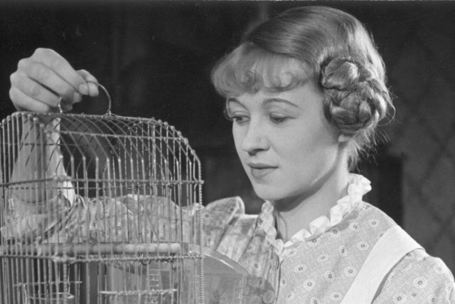 Nataša Gollová v Mahenově hře Ulička odvahy na scéně Městského komorního divadla  (1912) | foto: ČTK