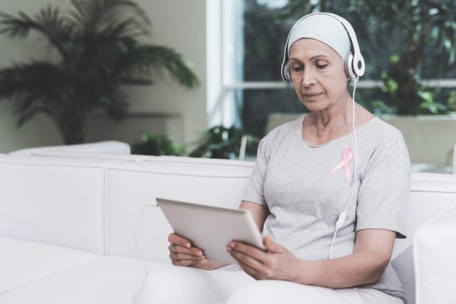 Nemocná žena poslouchá | foto: Shutterstock