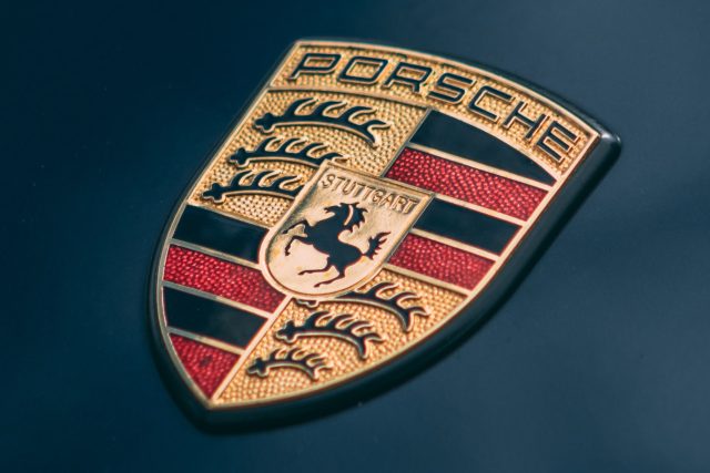 Porsche: logo na kapotě vozu | foto: Clément Roy,  Unsplash,  Licence Unsplash