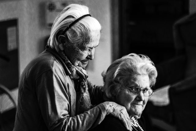 Důchodkyně | foto: Eberhard  Grossgasteiger,  Fotobanka Unsplash