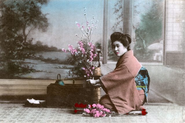 Japonská gejša aranžuje květiny  (ilustrační foto) | foto: Profimedia