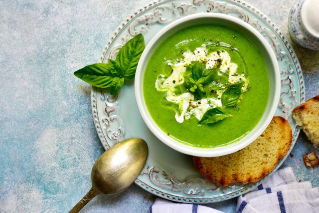 Zelenou polévkou z jarních bylin můžeme na Zelený čtvrtek vítat jaro | foto: Shutterstock