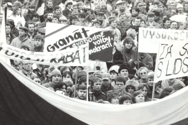 Listopadové demonstrace roku 1989 v Turnově | foto: Archiv Muzea Českého ráje v Turnově