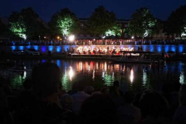 Open air koncert Filharmonie Hradec Králové na městské náplavce | foto: Milan Baják,  Český rozhlas