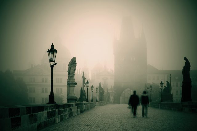 Ve Staré Praze se odehrají hned dva tajemné příběhy. A možná,  že přiletí i mimozemšťané | foto: Profimedia