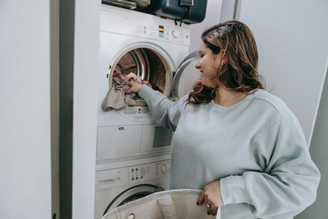 Sušička na prádlo je řešením pro ty,  kteří nemají možnost sušit prádlo na čerstvém vzduchu | foto: Pexels