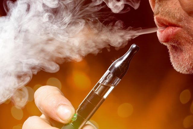 Kouříte,  kašlete a necítíte se dobře? A víte,  že zhruba 85 až 90 % pacientů s plicní rakovinou jsou kuřáci? | foto: Fotobanka Profimedia