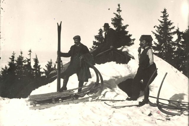 Josef Rössler-Ořovský s přáteli na lyžích | foto: eSbírky – kulturní dědictví on-line,  CC BY 4.0