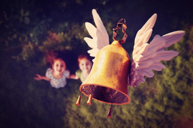 Zvony bez věží cinkat neumějí | foto: Shutterstock,  Český rozhlas