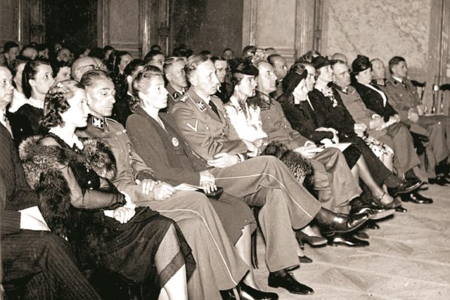 Zleva manželé Frankovi,  Heydrichovi,  Toussaintovi a Keilberthovi 26. května 1942,  tedy den před atentátem na Reinharda Heydricha,  ve Valdštejnském paláci na koncertě z komorní hudby Bruna Heydricha. | foto:  Archiv Roberta Rytiny