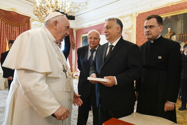 Papež František se během své návštěvy Maďarska setkal s premiérem Viktorem Orbánem | foto: Fotobanka Profimedia
