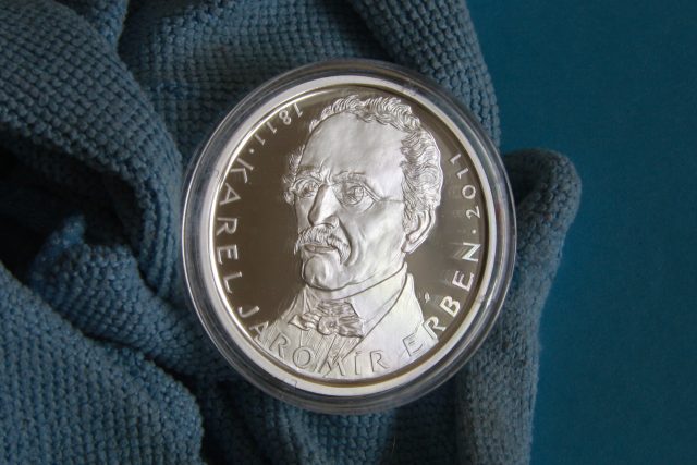 Pamětní mince s portrétem Karla Jaromíra Erbena | foto: Profimedia