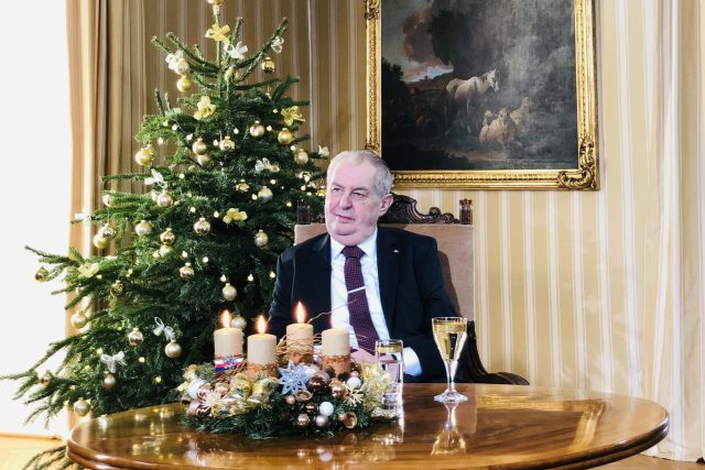 Prezident Miloš Zeman na zámku v Lánech při natáčení svého vánočního poselství | foto:  Twitter/Jiří Ovčáček