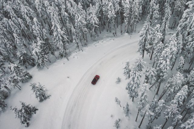 Auto v zimní krajině | foto: Fotobanka Unsplash