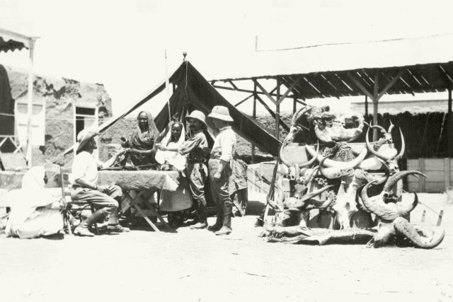 Bedřich Machulka s hrabětem Karlem Esterházym a jejich úlovky na dvoře Machulkova domu v súdánském Omdurmanu v roce 1913 | foto: Bedřich Machulka,  Profimedia