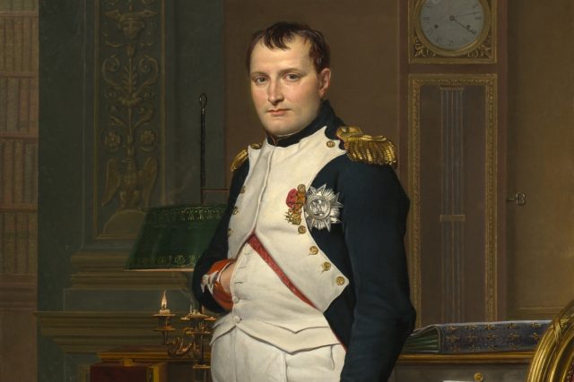 Jacques-Louis David: Císař Napoleon ve své studii na Tuileriích  (1812,  olej na plátně). Císař Napoleon Bonaparte je zobrazen tak,  že pracoval přes noc u svého stolu | foto: Shutterstock