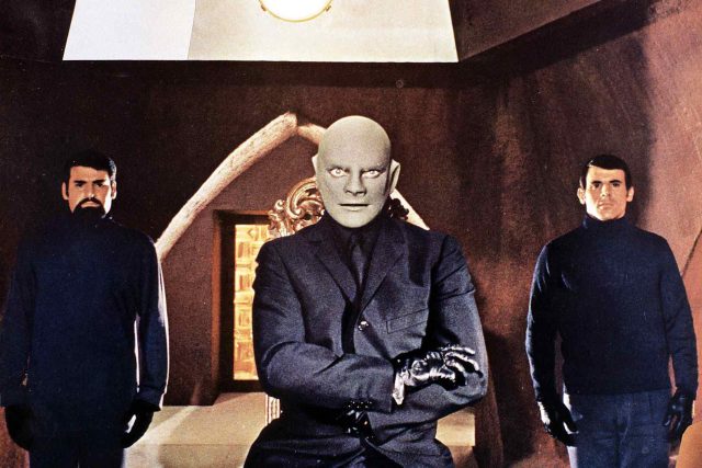 Jean Marais  (uprostřed) v titulní roli filmové krimikomedie Fantomas kontra Scotland Yard  (1966) | foto: Profimedia