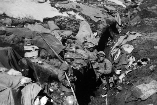 Italští vojáci v první linii alpských zákopů  (mezi roky 1915-1918) | foto: Shutterstock