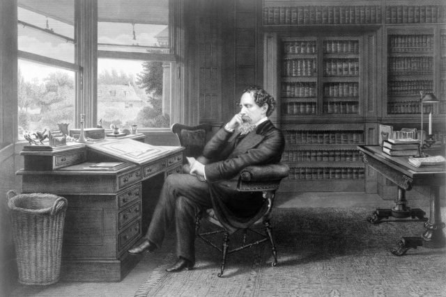 Spisovatel Charles Dickens u svého pracovního stolu | foto: Samuel Hollyer,  Wikimedia Commons,  CC0 1.0