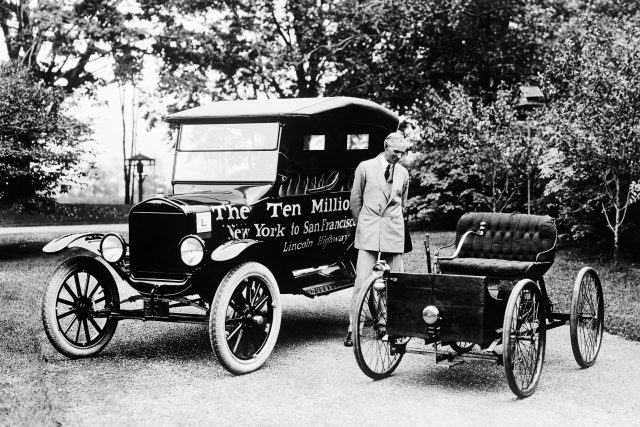 Henry Ford a jeho první a desetimiliontý model | foto: Profimedia