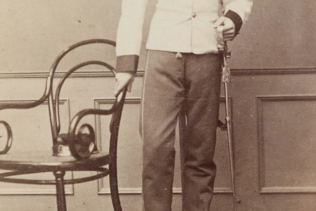 Oficír rakouské armády u židle firmy Thonet kolem roku 1870 v Českém Krumlově | foto: Profimedia