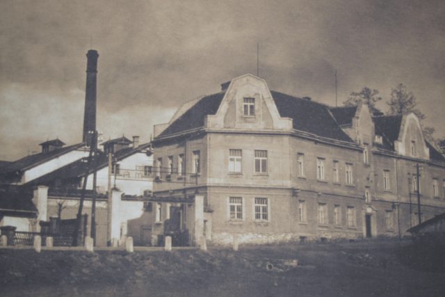 Továrna v Ronově nad Sázavou,  ke které patřily i dva na tehdejší dobu moderní zaměstnanecké byty | foto: Amylon
