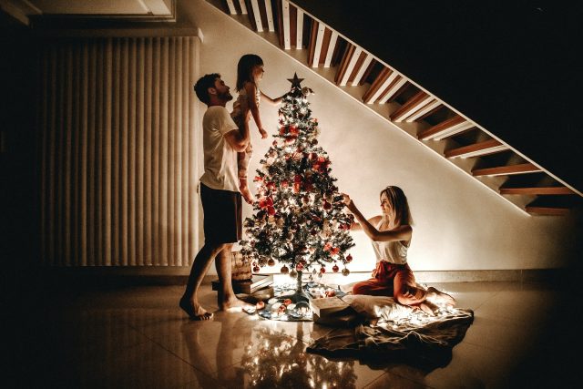 Nejrozšířenější vánoční zvyk je zdobení stromečku | foto: Jonathan Borba,  Unsplash,  Licence Unsplash