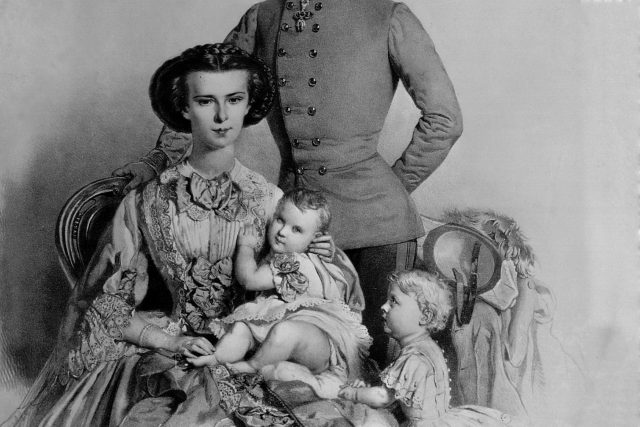 Císař František Josef s manželkou Alžbětou Bavroskou,  dcerou Gizelou a synem Rudolfem | foto: akg-images / Profimedia