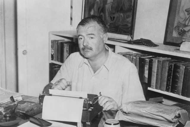 Ernest Hemingway u psacího stolu | foto: Profimedia