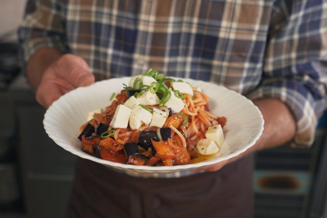 Vaření za hubičku s Romanem Paulusem: Špagety s rajčaty a lilkem | foto: Josef Tuka,  Český rozhlas