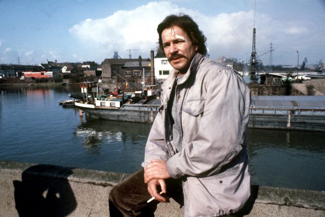 Německý herec Götz George pózuje jako komisař Horst Schimanski na nábřežní zídce přístavu v Duisburgu během natáčení další epizody seriálu Místo činu v březnu 1981 | foto: Profimedia