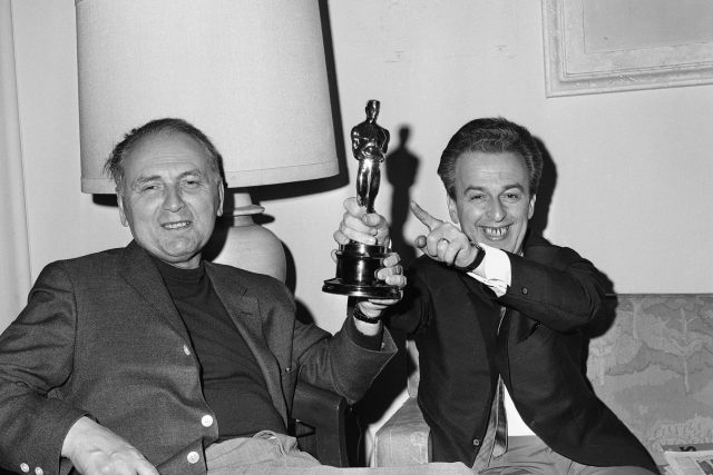 Ján Kadár  (vpravo) a Elmar Klos s filmovým Oscarem | foto:  David F. Smith,  ČTK/AP
