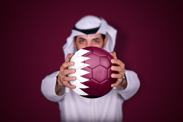 Arab držící fotbalový míč s katarskou vlajkou | foto: Shutterstock
