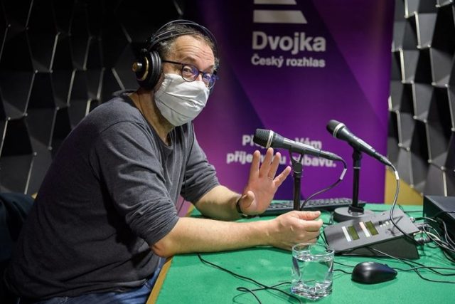 Josef Polášek s rouškou ve studiu Dvojky | foto: Český rozhlas Dvojka