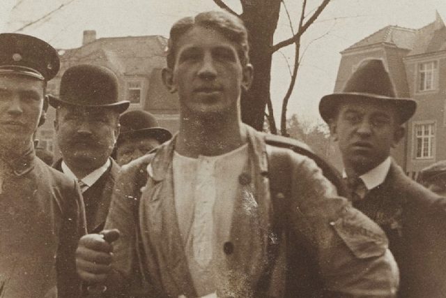 Emerich Rath při závodu v chůzi se zátěží na 32 km  (Drážďany,  1909) | foto: eSbírky,  Národní muzeum - Historické muzeum,  CC BY 4.0
