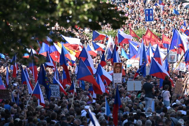 Demonstrace Česká republika na 1. místě | foto: Fotobanka Profimedia