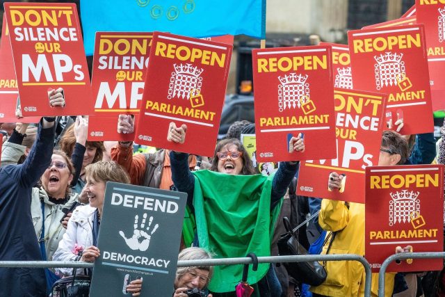 Odpůrci brexitu reagují na rozhodnutí britského nejvyššího soudu ve sporu o přerušení parlamentu | foto: Frank Augstein,  ČTK/AP