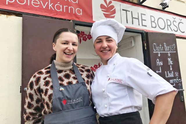 Natalia Bas a kuchařka Kristýna v ukrajinské polévkárně The Boršč | foto: Julie Kalodová,  Český rozhlas