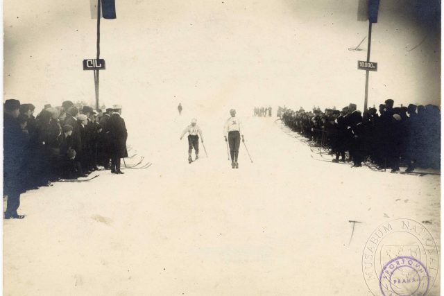 Bohumil Hanč vjíždí do cíle jako vítěz závodu o 10 kilometrů  (Mistrovství Čech),  za ním J. Šír. | foto: eSbírky – kulturní dědictví on-line,  Národní muzeum – Virtuální muzeum,  CC BY 4.0