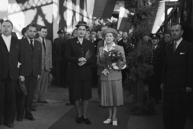 Manželka poverenika Gustáva Husáka Hana Lokvencová-Husáková  (vlevo) a Hana Benešová při uvítání prezidenta Beneše v Bratislavě  (září 1947) | foto: Jiří Rublič,  ČTK