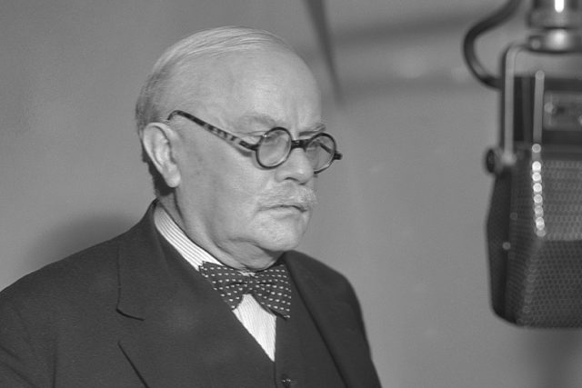 Jiří Guth-Jarkovský u rozhlasového mikrofonu  (1936) | foto: autor neznámý,  Archivní a programové fondy Českého rozhlasu