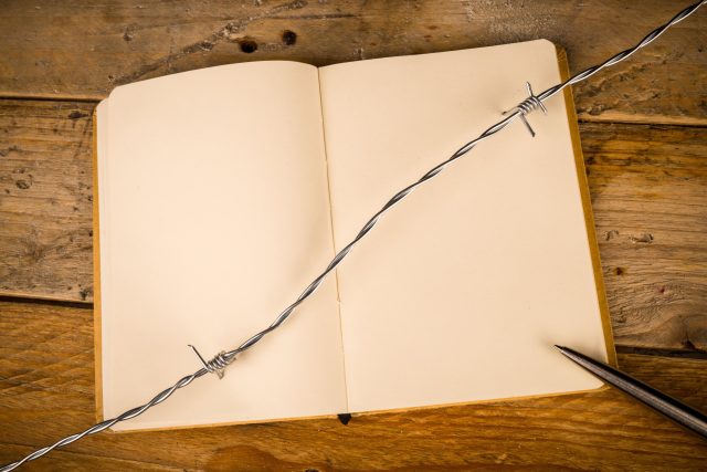 tužka,  papír,  ostnatý drát,  cenzura  | foto: Profimedia