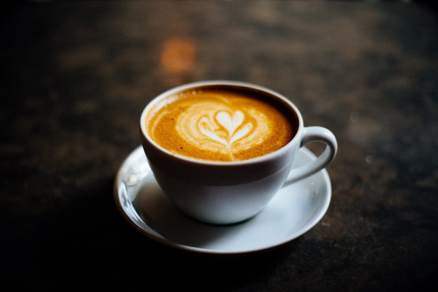 Káva bez kofeinu je vhodná pro lidi citlivé na účinky kofeinu | foto: Unsplash