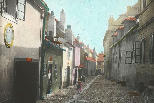 Zlatá ulička v Praze kolem roku 1900 | foto: Národní muzeum,  eSbírky – kulturní dědictví on-line,  CC BY 4.0