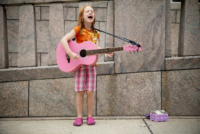 Dívka hrající na kytaru | foto: Fotobanka Unsplash
