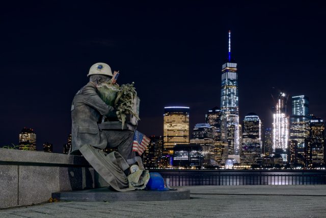 Socha hasiče připomíná události 11. září 2001 v New Yorku | foto: Fotobanka Unsplash