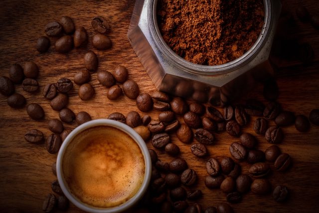 Při tepelném zpracování kávy vzniká nebezpečný furan. Protože je ale těkavý,  stačí kávu zamíchat | foto: Unsplash